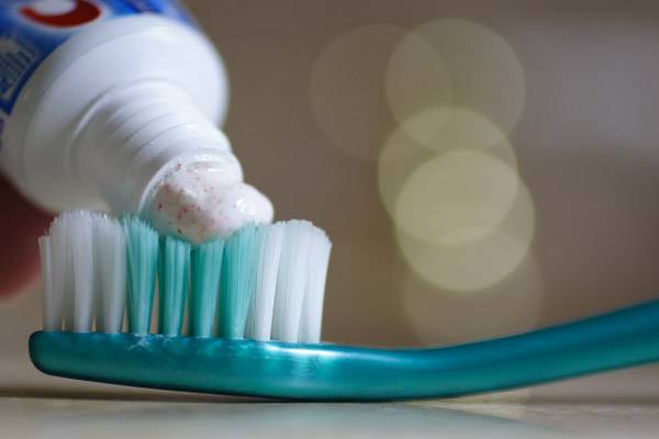 toothpaste to remove nail polish